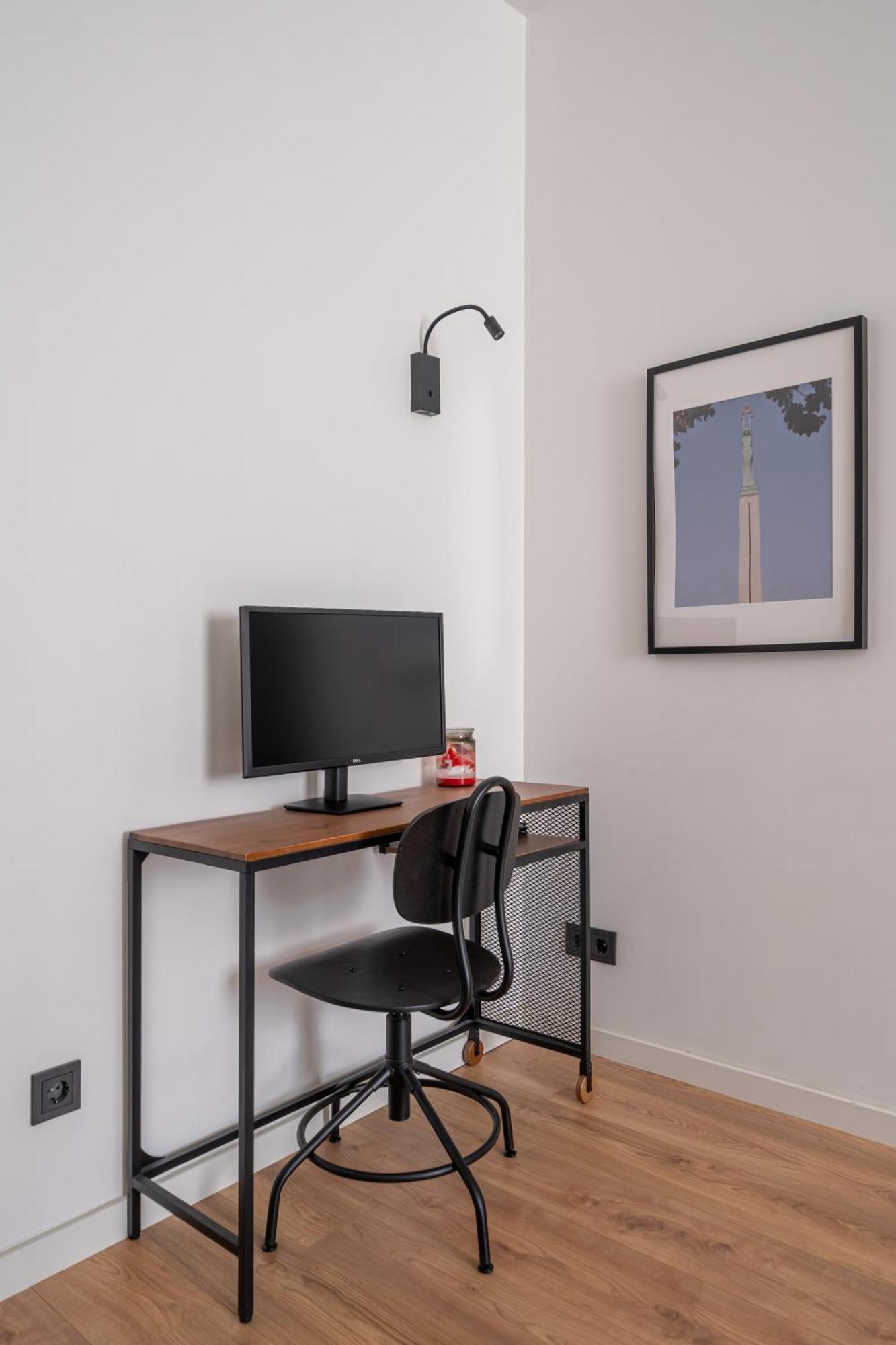 Lienes Iela Gem 1Br Apartment With Fireplace In Historic Unesco Center Riga Bagian luar foto