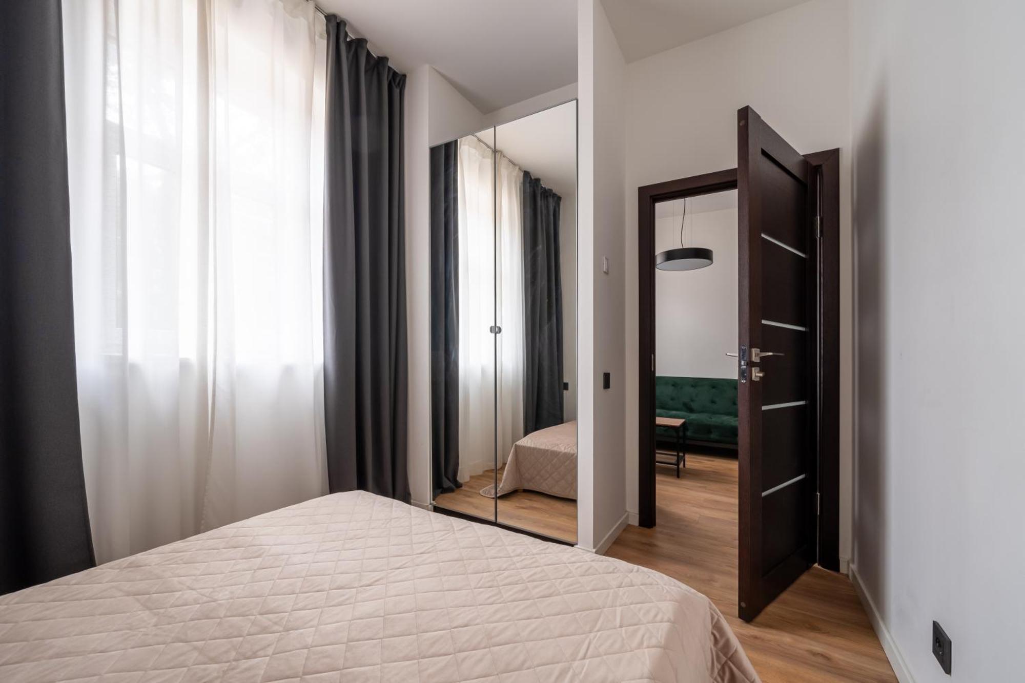 Lienes Iela Gem 1Br Apartment With Fireplace In Historic Unesco Center Riga Bagian luar foto